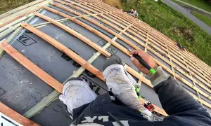 Jak ułożyć dachówkę karpiówkę: 5 kroków do perfekcyjnego dachu