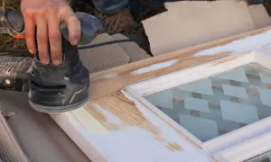 Jak odnowić stare drzwi do łazienki: 5 skutecznych metod DIY