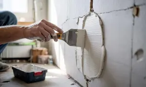 Jak oczyścić cegłę z tynku: 5 skutecznych metod renowacji
