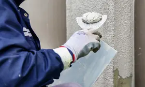 Ile kosztuje nałożenie tynku akrylowego? Sprawdź ceny 2023