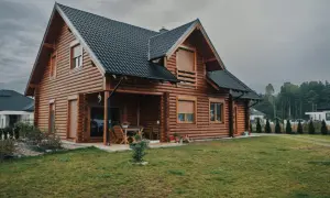 Ile kosztuje budowa domu drewnianego? Poznaj ceny i oszczędności