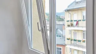 Jak wejść do domu przez uchylone okno: 5 bezpiecznych metod