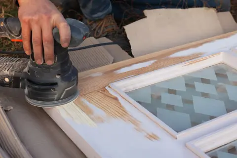 Jak odnowić stare drzwi do łazienki: 5 skutecznych metod DIY