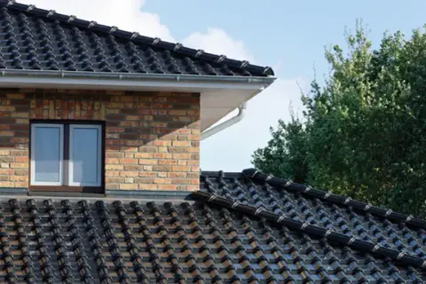 Dachówka ceramiczna matowa czy z połyskiem - Kluczowe różnice
