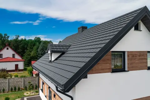 Jaki kolor komina do czarnej dachówki? 5 najlepszych propozycji