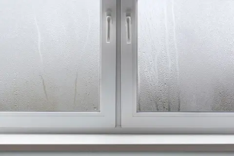Dlaczego okna są zaparowane od zewnątrz? Poznaj przyczyny i rozwiązania
