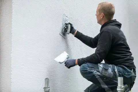 Jak skutecznie naprawić popękany tynk zewnętrzny - poradnik krok po kroku
