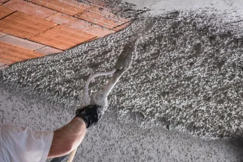 Tynk cementowo-wapienny: lekki czy ciężki? Porównanie i analiza