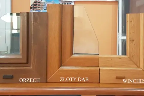 Okna złoty dąb czy orzech: Porównanie, zalety i wady obu kolorów