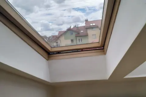Dlaczego pocą się okna? Przyczyny i skuteczne rozwiązania problemu
