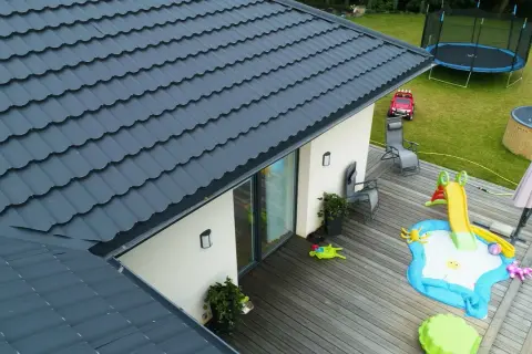 Blachodachówka czy dachówka ceramiczna: porównanie cen i opłacalności
