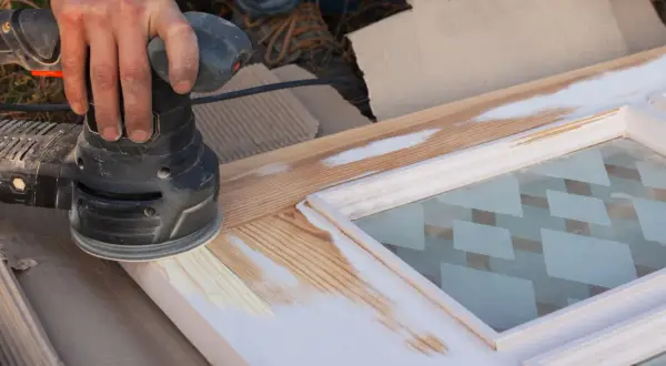 Jak odnowić stare drzwi do łazienki: 5 skutecznych metod DIY