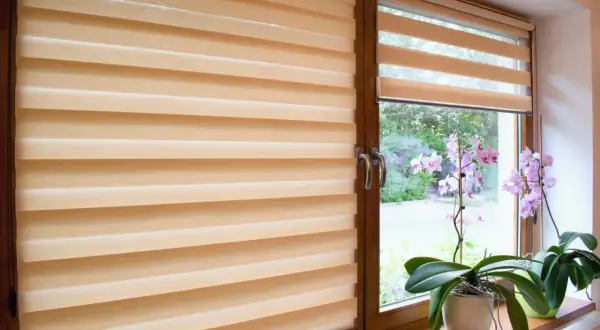 Jakie rolety na okno balkonowe dzielone? 5 najlepszych opcji