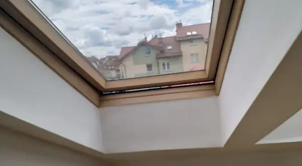 Dlaczego pocą się okna? Przyczyny i skuteczne rozwiązania problemu