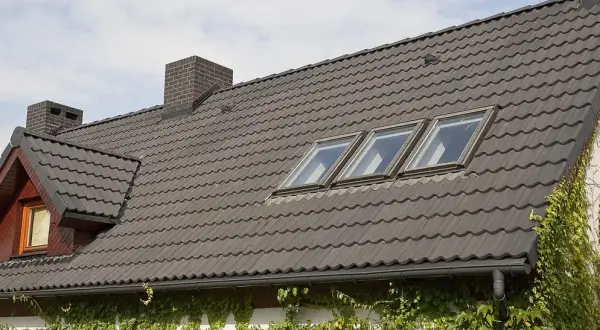 Ile kosztuje dach z dachówki cementowej? Poznaj ceny i koszty