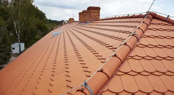 Ile waży m2 dachówki ceramicznej? Poznaj kluczowe informacje