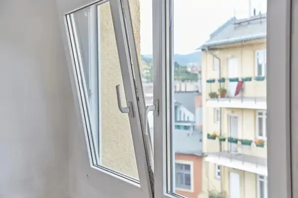 Jak wejść do domu przez uchylone okno: 5 bezpiecznych metod
