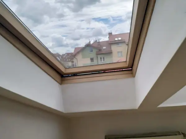 Dlaczego pocą się okna? Przyczyny i skuteczne rozwiązania problemu