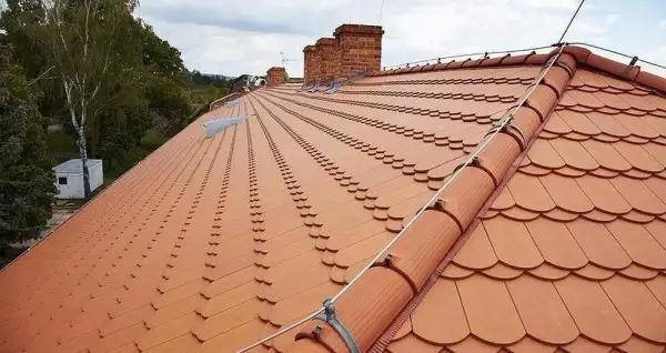 Ile waży m2 dachówki ceramicznej? Poznaj kluczowe informacje